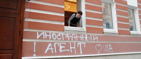 Het gebouw van de ngo ‘Memorial’ in Moskou is besmeurd met graffiti: ‘Buitenlandse agent. Love USA’ (2012).