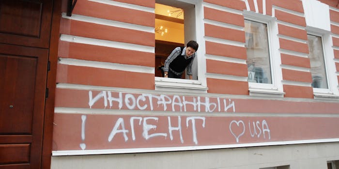 Het gebouw van de ngo ‘Memorial’ in Moskou is besmeurd met graffiti: ‘Buitenlandse agent. Love USA’ (2012).