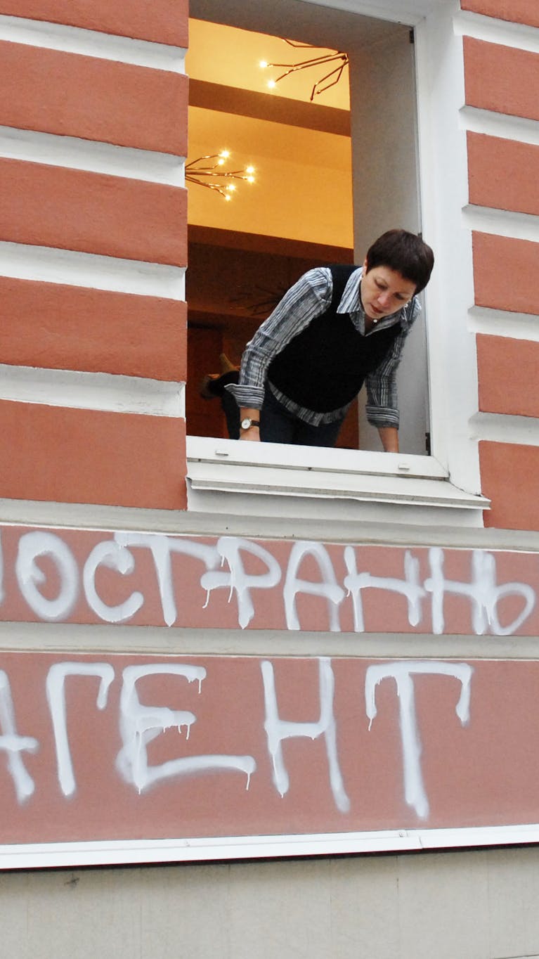Het gebouw van de ngo ‘Memorial’ in Moskou is besmeurd met graffiti: ‘Buitenlandse agent. Love USA’ (2012).