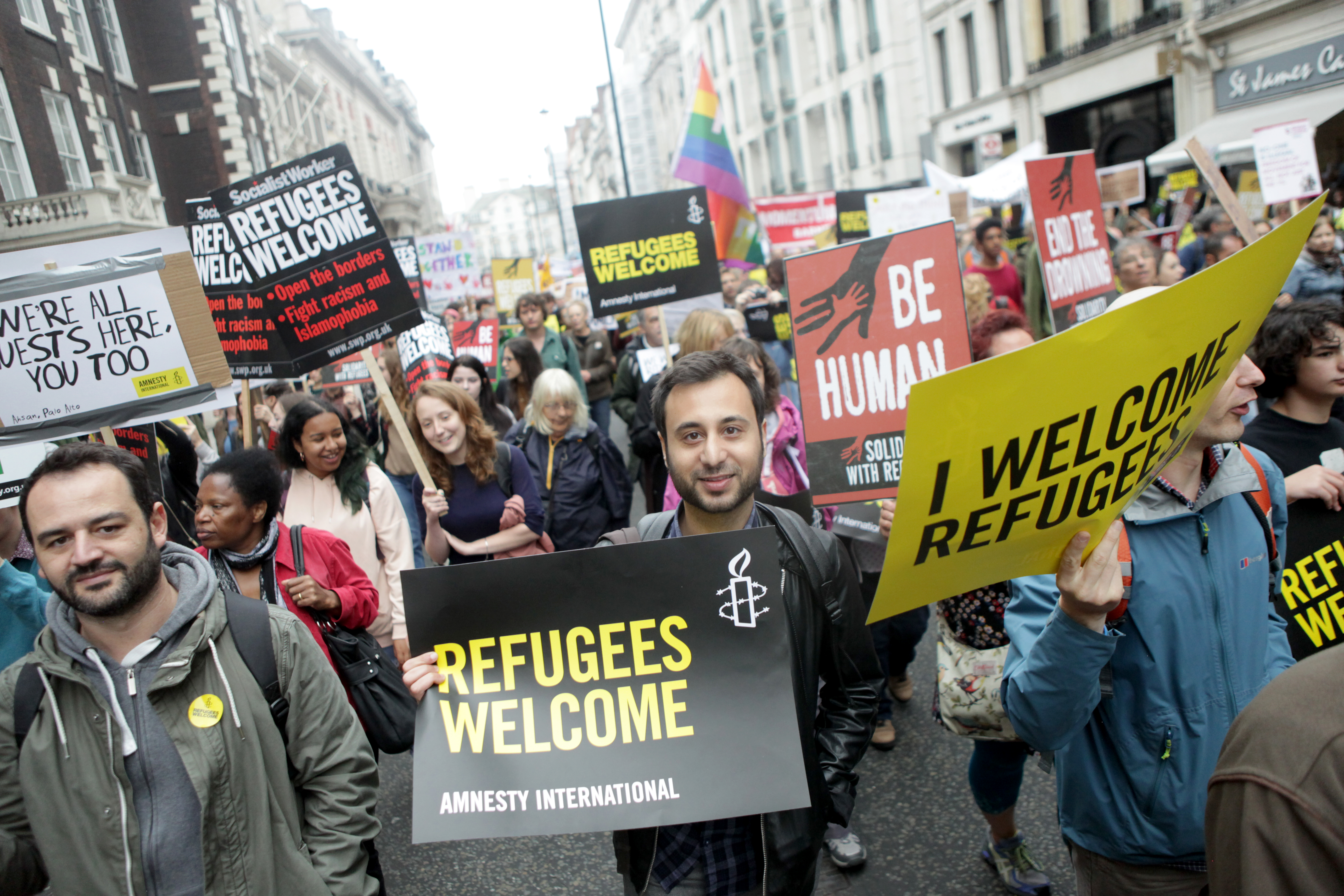 De Vluchtelingen Welkom-demonstratie in Londen op 17 september trok 30 duizend mensen. Het evenement was georganiseerd door Amnesty International en Solidarity with Refugees in samenwerking met meer dan 40 andere organisaties.