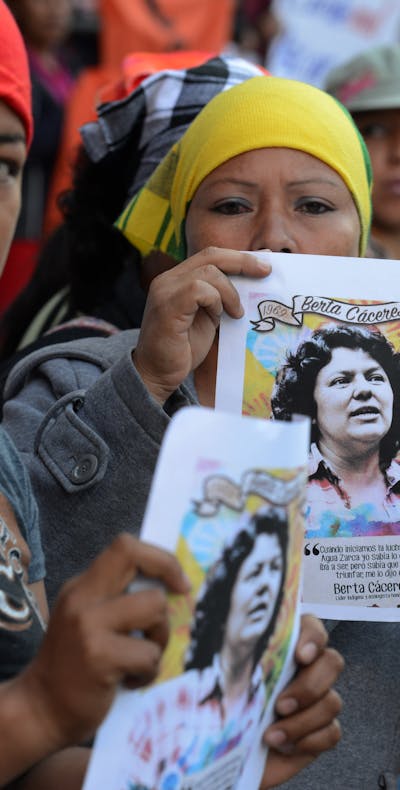 Inheemse vrouwen protesteren tegen moord op activiste Berta Caceres in Honduras