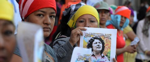 Inheemse vrouwen protesteren tegen moord op activiste Berta Caceres in Honduras