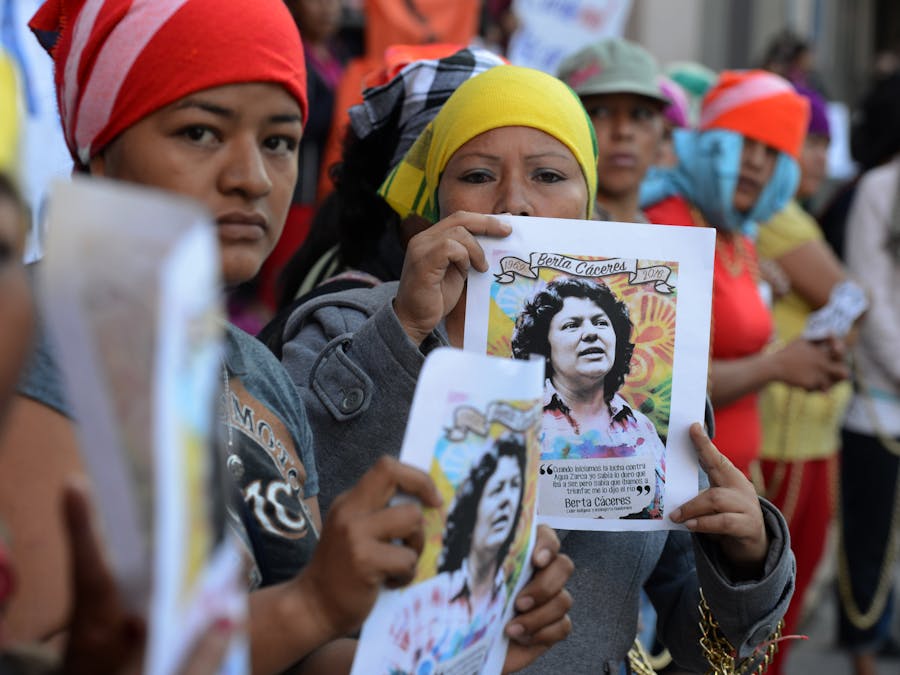 Inheemse vrouwen protesteren tegen moord op activiste Berta Caceres in Honduras