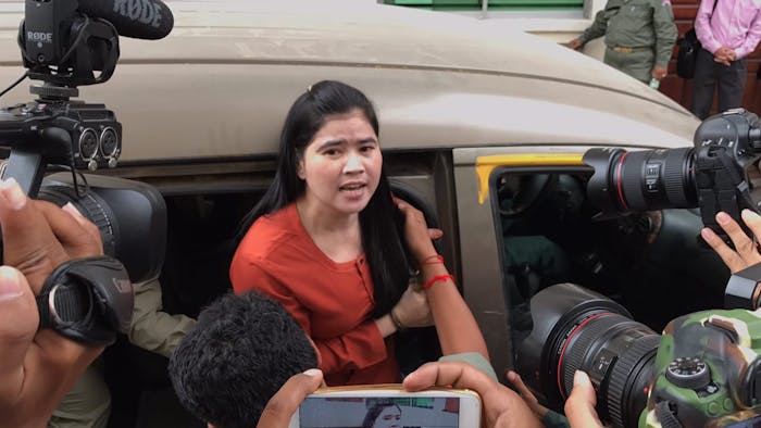 Gevangen activiste Tep Vanny uit Cambodja voor een rechtszitting