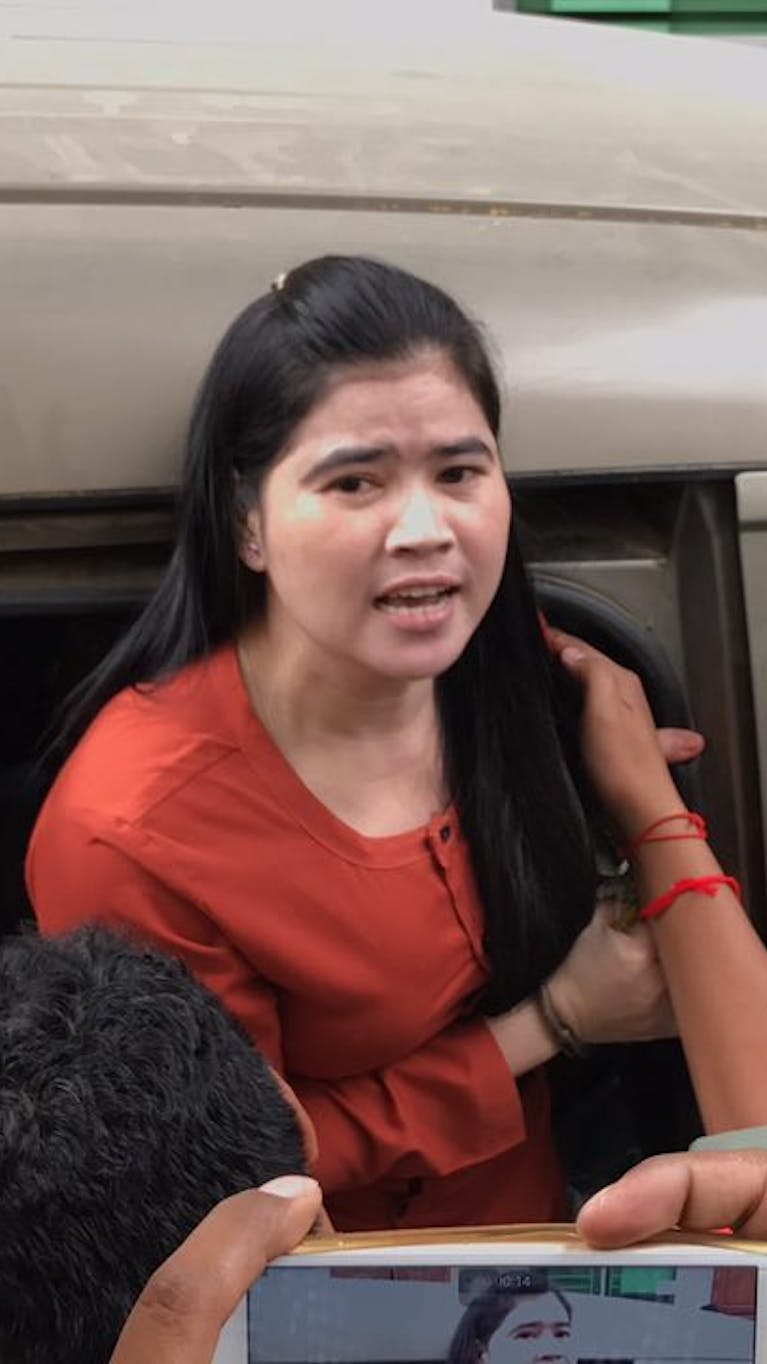 Gevangen activiste Tep Vanny uit Cambodja voor een rechtszitting