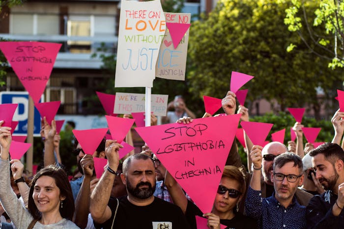 Demonstranten in Madrid, Spanje, tonen in 2017 hun solidariteit met LHBT’s in de Russische Republiek Tsjetsjenië. Meer dan honderd mannen zouden daar in geheime gevangenissen zijn opgesloten. Foto: Marcos del Mazo / LightRocket via Getty Images