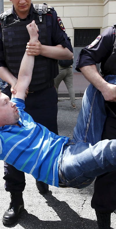 Politie pakt mensenrechtenverdediger Alexeyev op in Moskou, Ruslandd