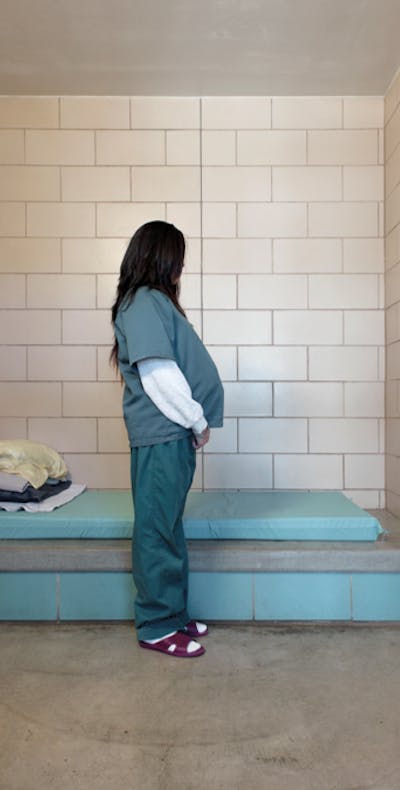 De 16-jarige CM op de behandelafdeling voor drugsverslaafden in een detentiecentrum voor jongeren. Ze is 8 maanden zwanger.