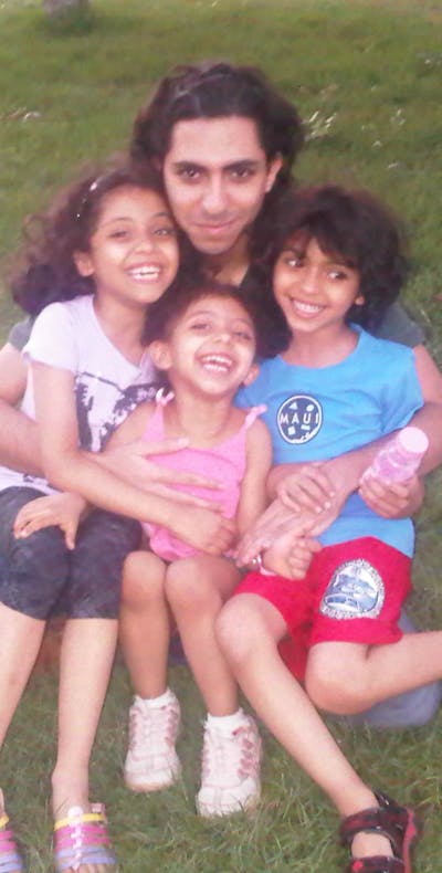 Raif Badawi met zijn drie kinderen