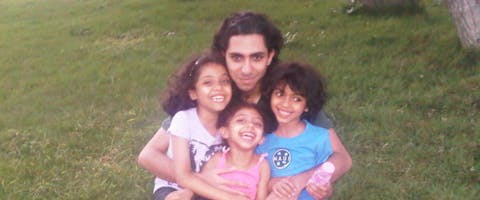 Raif Badawi met zijn drie kinderen