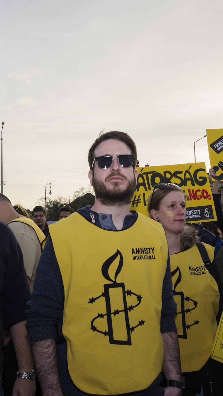 Amnesty Hongarije demonstreert tegen een voorgestelde ngo-wet in Boedapest in april 2017.