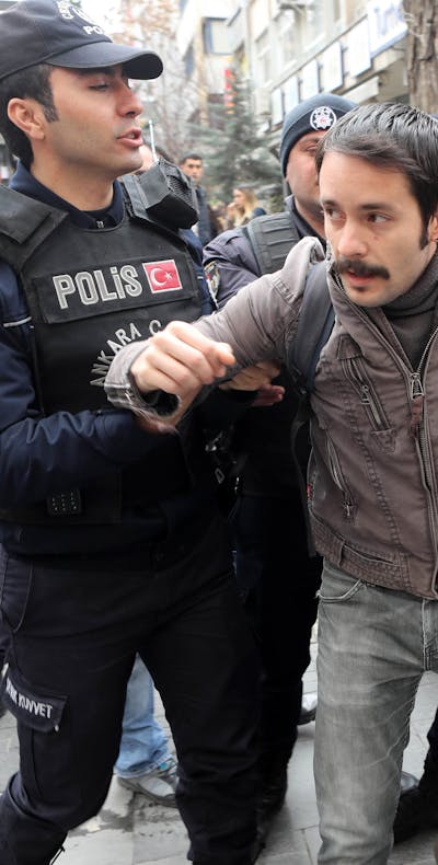 Ongeveer 50 Turkse journalisten en parlementariërs roepen leuzen als ‘Journalistiek is geen misdaad’ bij een demonstratie tegen het gevangenzetten van journalisten (Istanbul, 11 maart 2107).