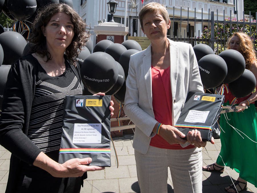 Amnesty en COC Nederland bezorgen handtekeningen bij Russische ambassade