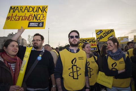 Activisten van Amnesty Hongarije protesteren tegen een wetsvoorstel dat ngo’s in hun functioneren belemmert (Budapest, april 2017)