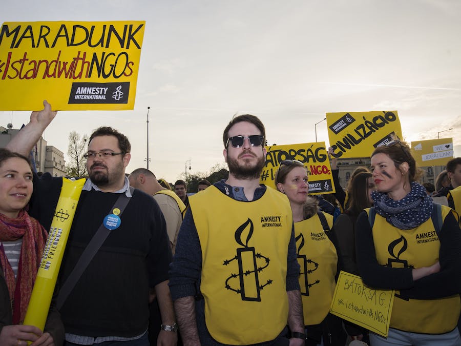 Activisten van Amnesty Hongarije protesteren tegen een wetsvoorstel dat ngo’s in hun functioneren belemmert (Budapest, april 2017)