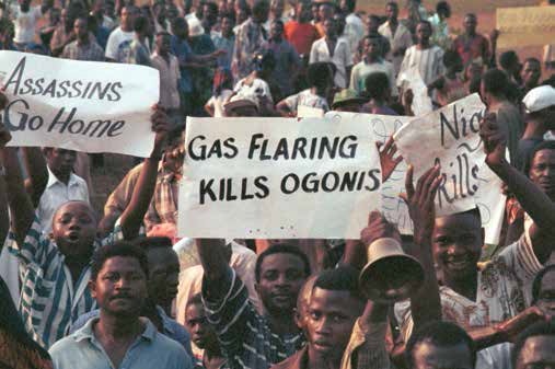 Leden van de Ogoni-gemeenschap demonstreren in januari 1993 in Nigeria tegen Shell