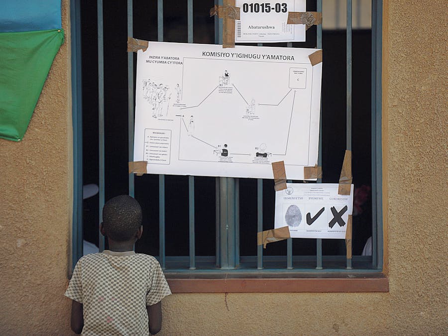 Een jongen bij een stembureau in Kigali, de hoofdstad van Rwanda.