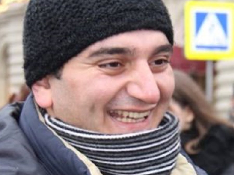 De journalist Aziz Orujov uit Azerbeidzjan zit vast voor verzonnen aanklachten.