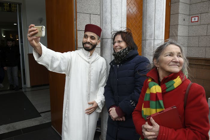 Tijdens het vrijdagmiddaggebed in de Essalam Moskee op 3 februari 2017 vormen Rotterdammers een menselijk schild om hun islamitische mede-Rotterdammers, om hen te laten ervaren dat je in vrijheid en veiligheid je geloof mag beleven. Ze gaan met imam Azzedine Karrat op de foto.