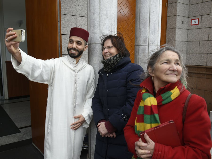 Tijdens het vrijdagmiddaggebed in de Essalam Moskee op 3 februari 2017 vormen Rotterdammers een menselijk schild om hun islamitische mede-Rotterdammers, om hen te laten ervaren dat je in vrijheid en veiligheid je geloof mag beleven. Ze gaan met imam Azzedine Karrat op de foto.