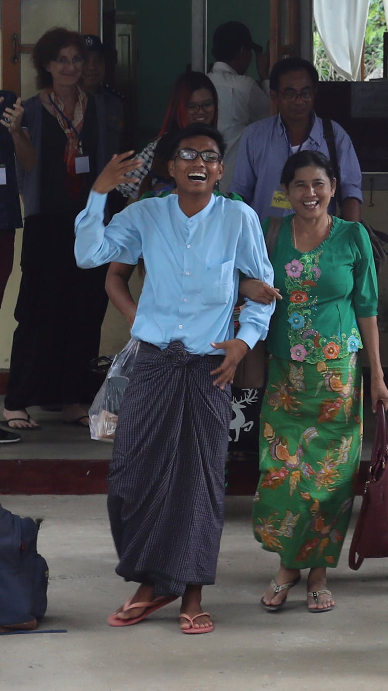 Op 1 september kwamen in Myanmar de journalisten Pyae Phone Aung (L) en Thein Zaw (C) vrij