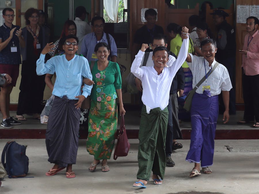 Op 1 september kwamen in Myanmar de journalisten Pyae Phone Aung (L) en Thein Zaw (C) vrij