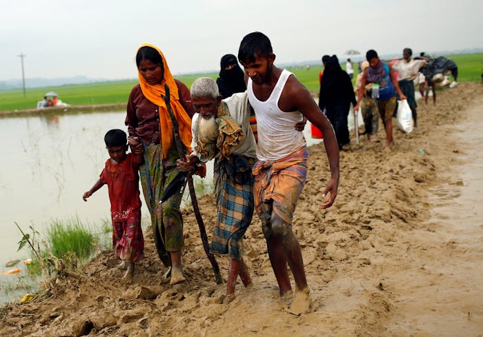 Rohingya-vluchtelingen die net de grens met Bangladesh zijn overgestoken