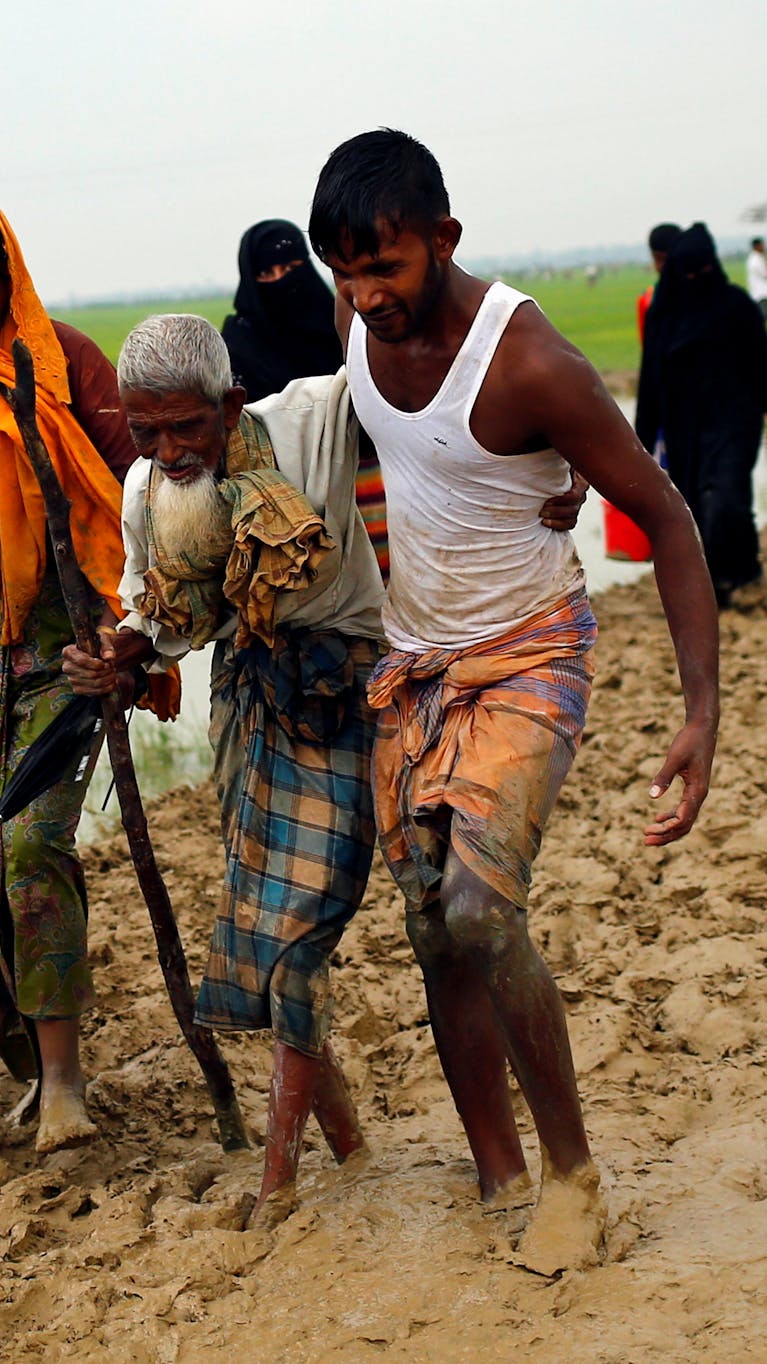 Rohingya-vluchtelingen die net de grens met Bangladesh zijn overgestoken