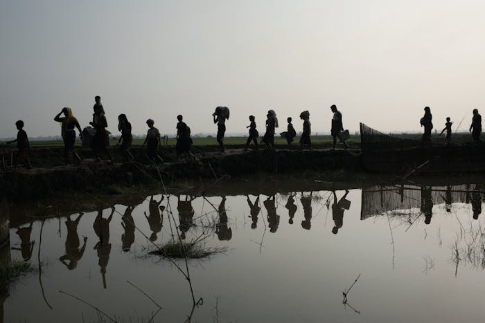 Rohingya uit Myanmar op de vlucht naar Bangladesh.