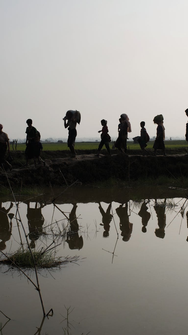 Rohingya uit Myanmar op de vlucht naar Bangladesh.