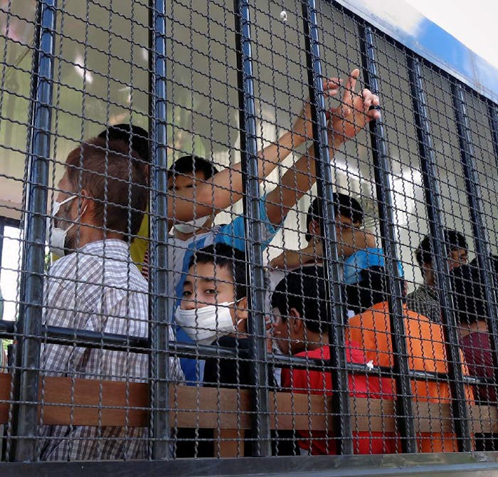 Oeigoerse asielzoekers worden naar een detentiecentrum gebracht in Songkhla, Thailand. Maart 2014