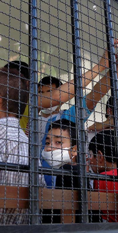 Oeigoerse asielzoekers worden naar een detentiecentrum gebracht in Songkhla, Thailand. Maart 2014