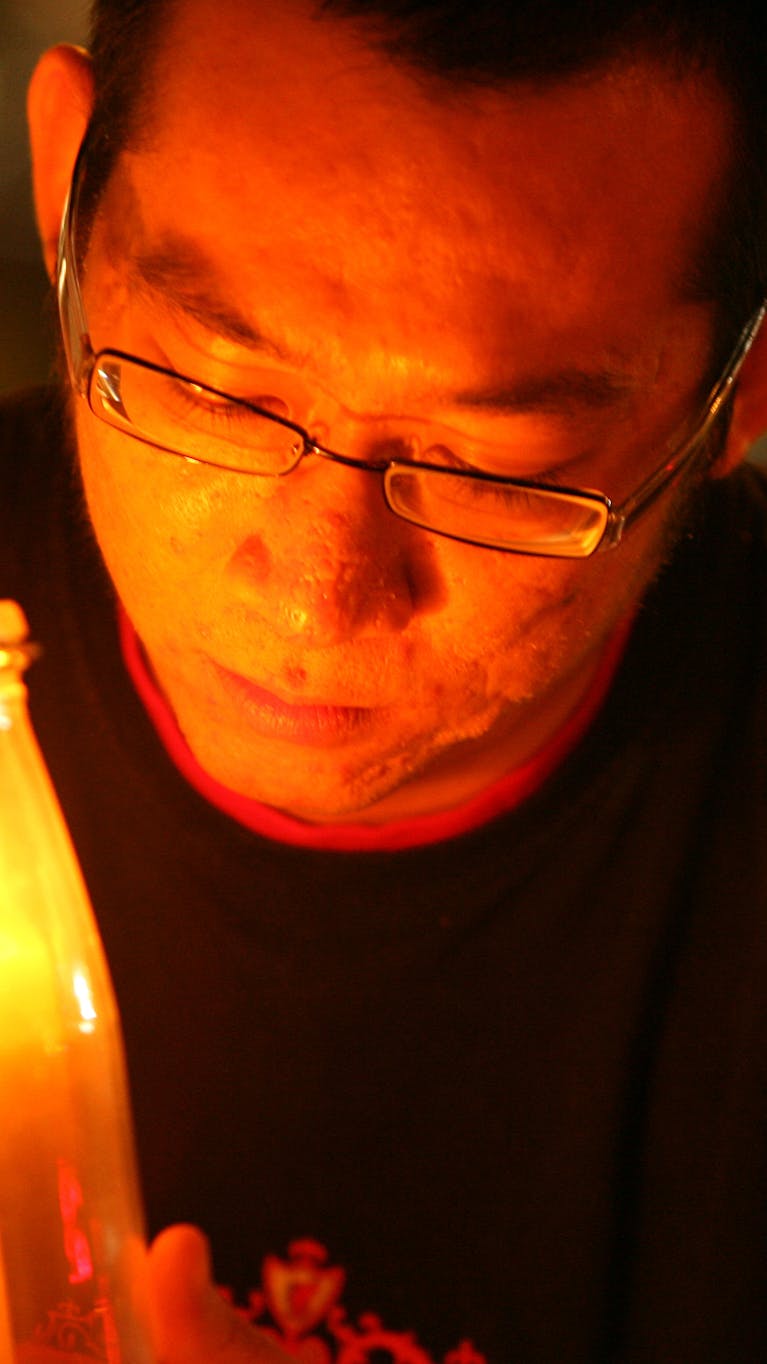 n anti-death penalty activist places a candle outside Changi prison for convicted Australian drug smuggler Nguyen Tuong Van during the hours before his execution in Singapore December 2, 2005. Silent candle-lit vigils will be held in Singapore and cities across Australia as activists mourned the impending death of Nguyen who is due to be hanged in Singapore just before dawn. The impending execution of 25-year-old Nguyen, sentenced to hang on Friday for carrying 400 grams (0.9 lbs) of heroin while in transit in Singapore, has attracted blanket media coverage in Australia and put a strain on relations between the two countries. REUTERS/Luis Enrique Ascui - RP2DSFHSZAAB