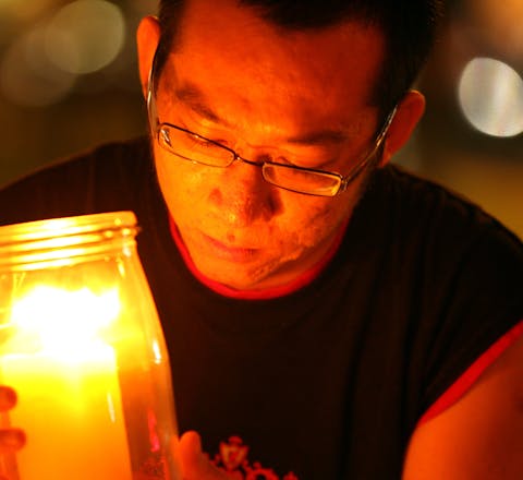 n anti-death penalty activist places a candle outside Changi prison for convicted Australian drug smuggler Nguyen Tuong Van during the hours before his execution in Singapore December 2, 2005. Silent candle-lit vigils will be held in Singapore and cities across Australia as activists mourned the impending death of Nguyen who is due to be hanged in Singapore just before dawn. The impending execution of 25-year-old Nguyen, sentenced to hang on Friday for carrying 400 grams (0.9 lbs) of heroin while in transit in Singapore, has attracted blanket media coverage in Australia and put a strain on relations between the two countries. REUTERS/Luis Enrique Ascui - RP2DSFHSZAAB