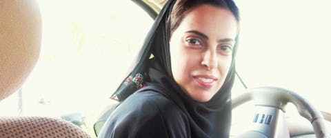 Precies een week nadat het rijverbod voor vrouwen was opgeheven, werd vrouwenrechtenactiviste Loujain al-Hathloul gearresteerd.