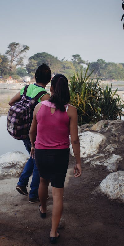 Migranten steken de grens met Mexico over