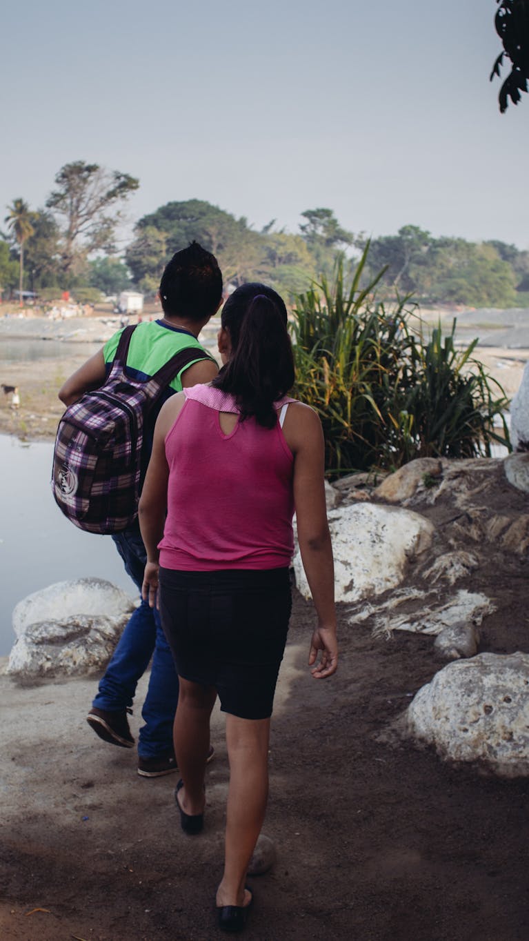Migranten steken de grens met Mexico over