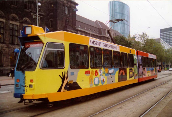 Amnesty-tram in Rotterdam om 30-jarig bestaan te vieren