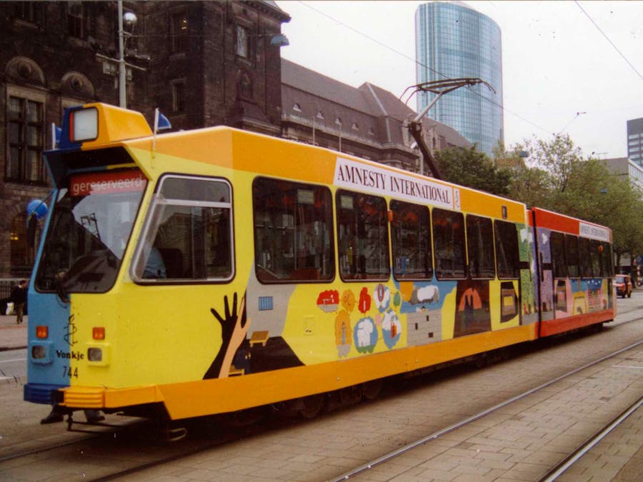 Amnesty-tram in Rotterdam om 30-jarig bestaan te vieren
