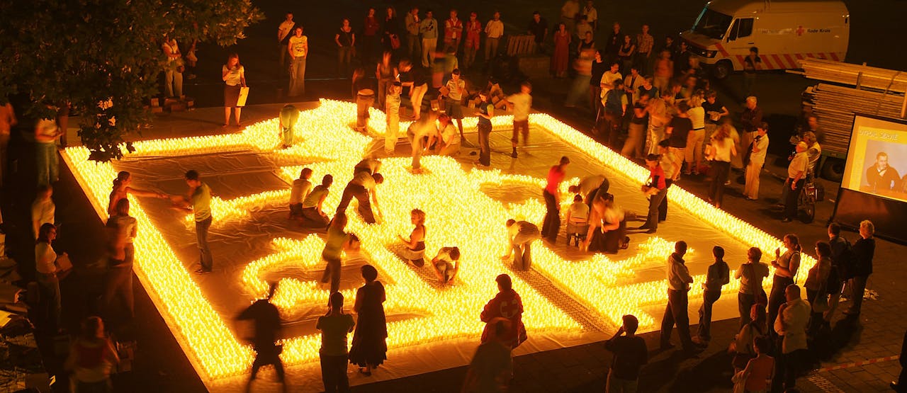Studenten doen in utrecht poging om het Guinness Book of Records te halen met de grootste kaars van kaarsen.