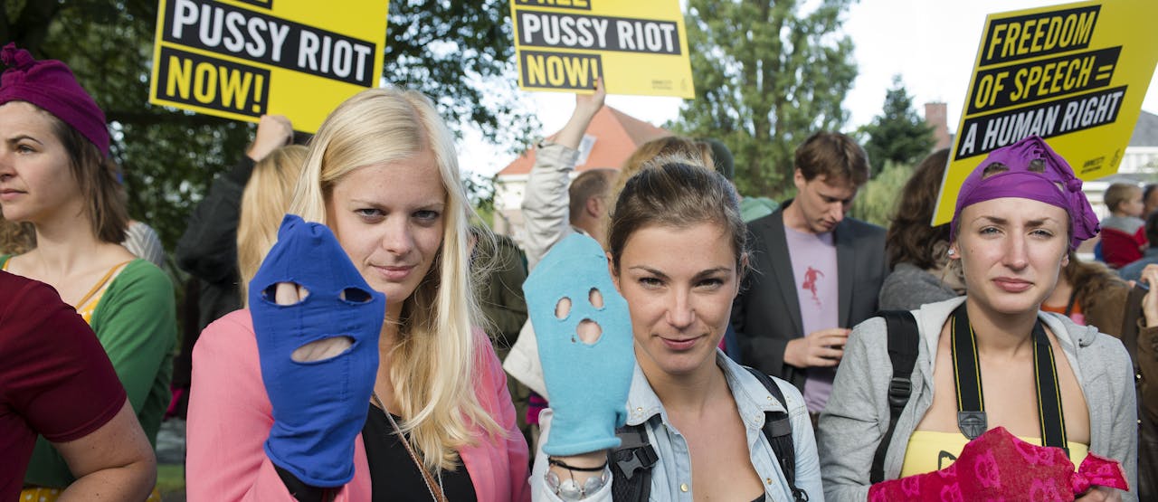 Aanbieden handtekeningen Pussy Riot 2012ambassy, Pussy Riot