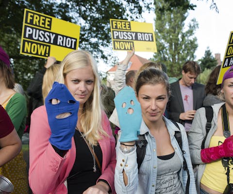 Aanbieden handtekeningen Pussy Riot 2012ambassy, Pussy Riot