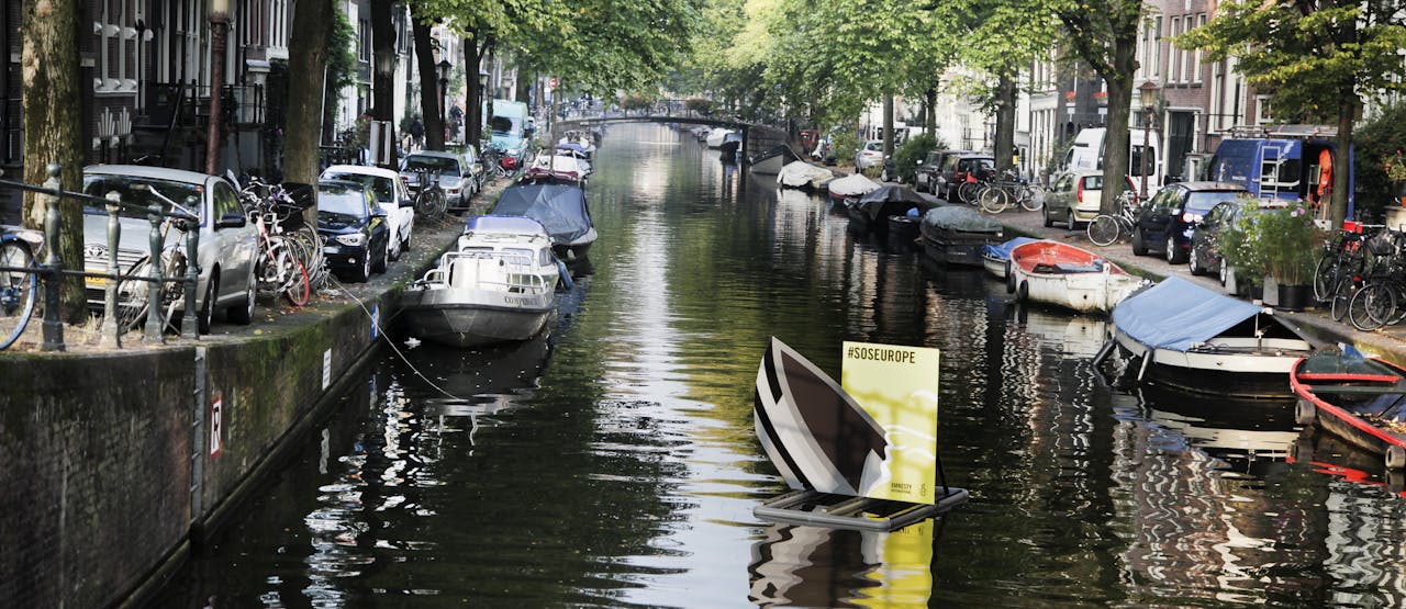 SOS Europe; zinkende bootjes in Amsterdamse grachten