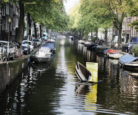 SOS Europe; zinkende bootjes in Amsterdamse grachten