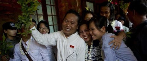 Familieleden verwelkomen de Myanmarese studentenleidster Phyoe Phyoe Aung, die na acties van Amnesty vrijkwam.