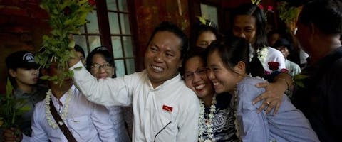Familieleden verwelkomen de Myanmarese studentenleidster Phyoe Phyoe Aung, die na acties van Amnesty vrijkwam.