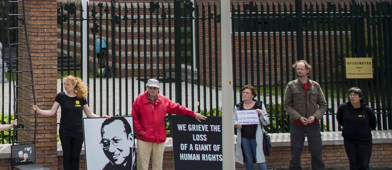 Wake voor Liu Xiaobo voor de Chinese ambassade in Den Haag.