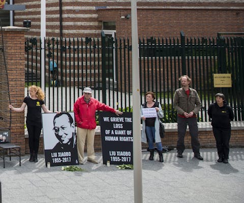 Wake voor Liu Xiaobo voor de Chinese ambassade in Den Haag.