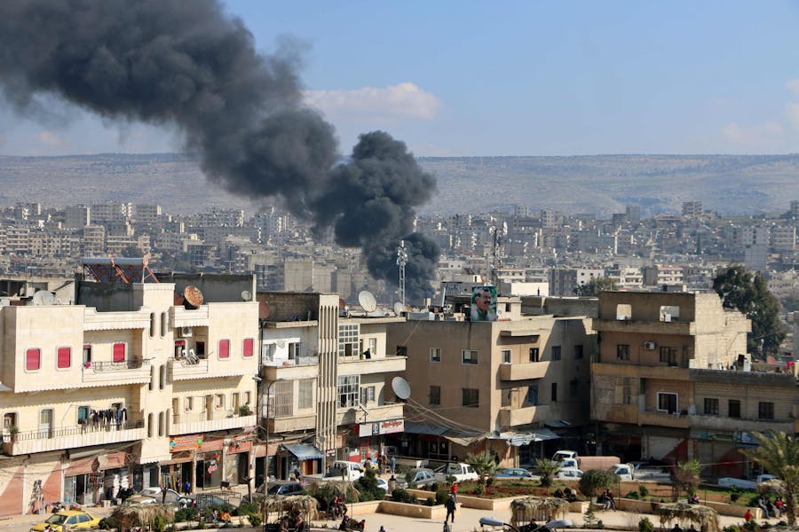 Rook als gevolg van een militaire aanval stijgt op uit de noordelijke Syrische stad Afrin op 18 januari 2018.
