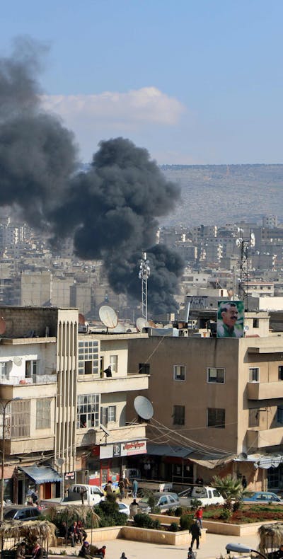 Rook als gevolg van een militaire aanval stijgt op uit de noordelijke Syrische stad Afrin op 18 januari 2018.